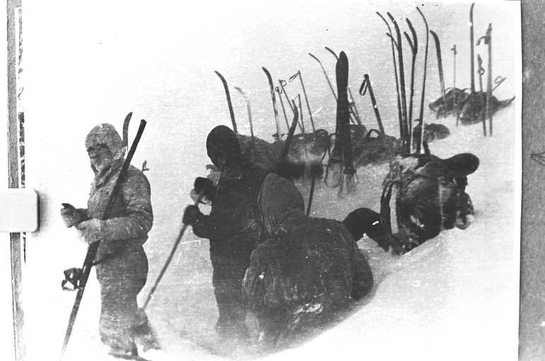Дятловцы: установка палатки